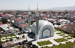Eleşkirt'te Mimarisi İle Dikkat Çeken Camii İbadete Açıldı