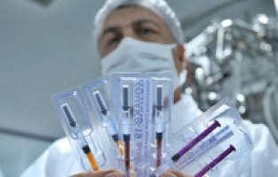 Fahrettin Koca Koronavirüs aşısı olmayanları zorlamamalıyız