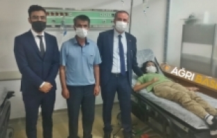 Zafer Bayramında rahatsızlanan öğrenciyi İl Müdürü Kökrek hastanede ziyaret etti