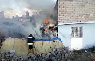 Ağrı'da Tezeklikte Çıkan Yangın Paniğe Neden Oldu