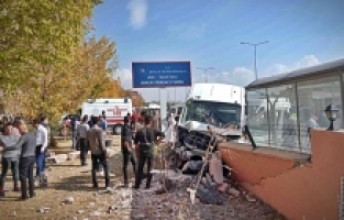 Ağrı’da okul servisi kaza yaptı 7 yaralı!