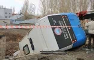 Ağrı'da Yolcu Minibüsü Devrildi