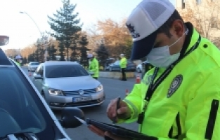 Ağrı'da trafik kurallarını ihlal eden 296 araç sürücüsüne ceza