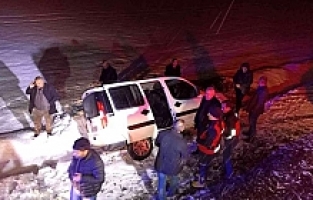 Ağrı'da Kaygan Yol Kazaya Sebep Oldu! 3 Yaralı