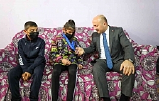 Vali Varol'dan Milli Güreşçi Birgül Şimşek'e Ziyaret