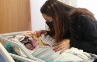 Funda Varol Ağrı'da Yılın İlk Bebeklerini Ziyaret Etti