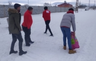 Türk Kızılayı Diyadin'de Hayvanlar İçin Yem Bıraktı