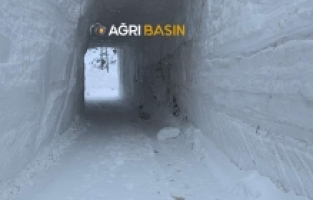 Çığ düşen köy yolunda ulaşımı sağlamak için tünel açıldı