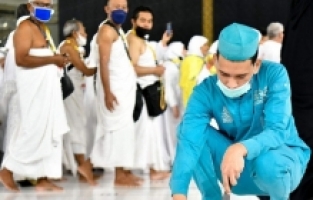 Kabe'de sosyal mesafesiz ilk sabah namazı kılındı