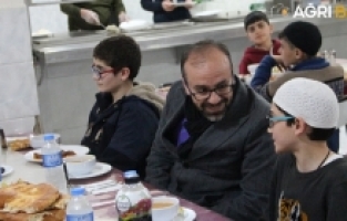 Ağrı İl Müftüsü Celal Büyük Hafızlarla İftar yaptı