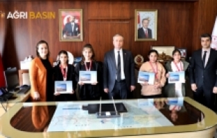 Hasan Kökrek Satranç şampiyonlarına tablet hediye etti 
