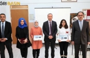 Hasan Kökrek'ten TÜBİTAK bölge birincisi olan öğrencilere tablet