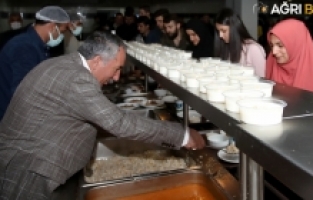 Rektör KARABULUT Öğrencilerle İftarda Bir Araya Geldi