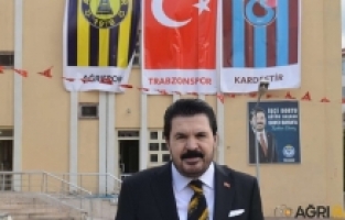 Savcı Sayan Ağrı Belediyesi binasına astığı bayraklarla kardeşlik mesajı verdi