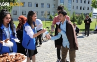 Ağrı'da YGS Öncesi Öğrencilere Çay ve Simit İkramı
