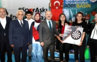 Spor Aşkı Engel Tanımaz Projesi Kapsamında Spor Malzemesi Dağıtım Töreni  Düzenlendi