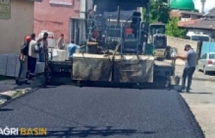 Ağrı Belediyesi asfalt serim çalışmalarına başladı