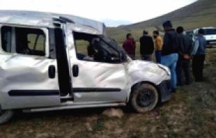 Ağrı’da kontrolden çıkan ticari araç takla attı