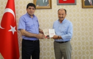 Iğdırlı Yazar Mahmut Aşkar, Rektör Alma’ya Kitap Takdiminde Bulundu