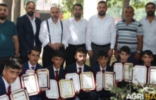 Ağrı'da Hafızlık Eğitimini Tamamlayan Öğrenciler Hafızlık Belgelerini Aldı