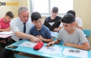 Hasan Kökrek okullarda açılan yaz kurslarını ziyaret etti