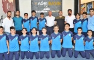 Sporcu öğrencilerden Milli Eğitim Müdürü Hasan Kökrek’e ziyaret  