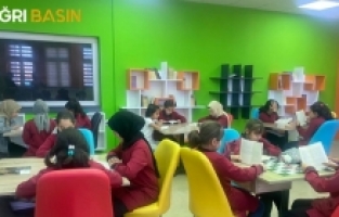 Ağrı’da öğrenciler kitaplarla hayatlarına ışık tutuyor