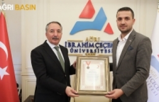 Ağrı İbrahim Çeçen Üniversitesine Kızılay’dan Madalya ve Plaket