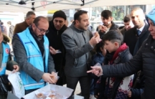 TDV Gençlik Kandil Simidi İkram Etti