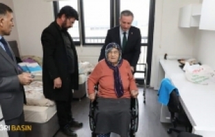Ağrı’da yaşlı depremzedeye tekerlekli sandalye verildi