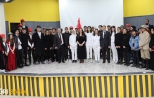Ağrı'da Lise öğrencilerinden İngilizce tiyatro gösterisi 