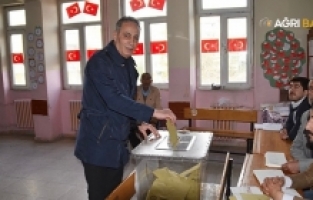 Ağrı Belediye Başkanı Metin Karadoğan oyunu kullandı