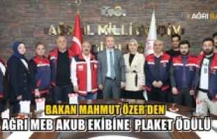 Bakan Mahmut Özer, Ağrı MEB AKUB ekibini plaketle ödüllendirdi