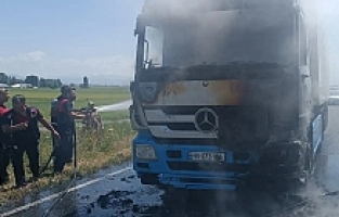 Eleşkirt'te Seyir Halindeki Tır Alev Aldı!
