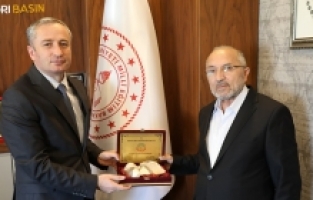 37 yıllık öğretmen Orhan Aydın’a veda plaket verildi