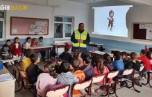 Ağrı'da Jandarma Trafik Ekipleri Öğrencilere Trafik Eğitimi veriyor