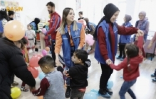 Ağrı Gençlik Merkezi Minik Yürekleri Sevindirdi