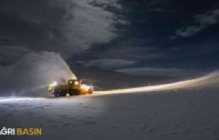 Ağrı'da Kar Temizleme Aracı Uçurumdan Yuvarlandı: 4 Kişiden Haber Alınamıyor