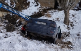 Ağrı'da Otomobilin Dere Yatağına Düştüğü Kazada 2 Yaralı