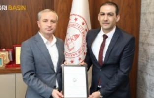 Ağrı'da STEM Elçisi Nesim Zariç'e sertifika takdim edildi