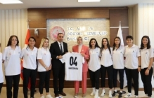 Bakan Göktaş Ağrı Gençlik ve Spor Kulübü Kadın Futbol Takımı'nı Kabul Etti