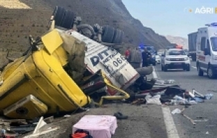 Erzincan’da Tır ve Ticari Araç Çarpıştı: 4 Ölü, 2 Yaralı