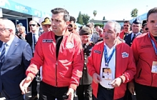 Selçuk Bayraktar TEKNOFEST'te AİÇÜ Standını Ziyaret Etti