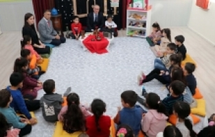 Ağrı Milli Eğitim Müdürü Hasan Kökrek, Miniklere Masal Okudu