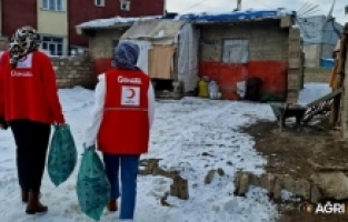 Türk Kızılayı Ağrı’da Kışlık Yardımlar Yapıyor
