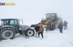 Ağrı’da Kara Saplanan Traktör Kurtarıldı
