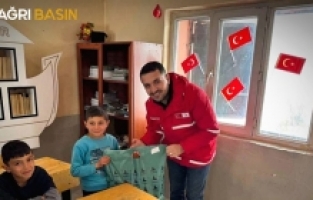 Kızılay Ağrı Şubesinden Köy Okulu Öğrencilerine Anlamlı Ziyaret