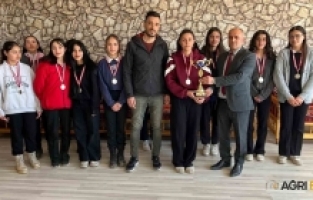 Diyadin’de Okullar Arası Voleybol Turnuvası Heyecana Sahne Oldu