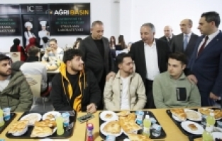 Rektör Prof. Dr. Karabulut Öğrencilerle İftar Yemeğinde Buluştu