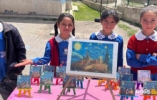 Diyadin’de öğrencilerden geleneksel sanat sergisi